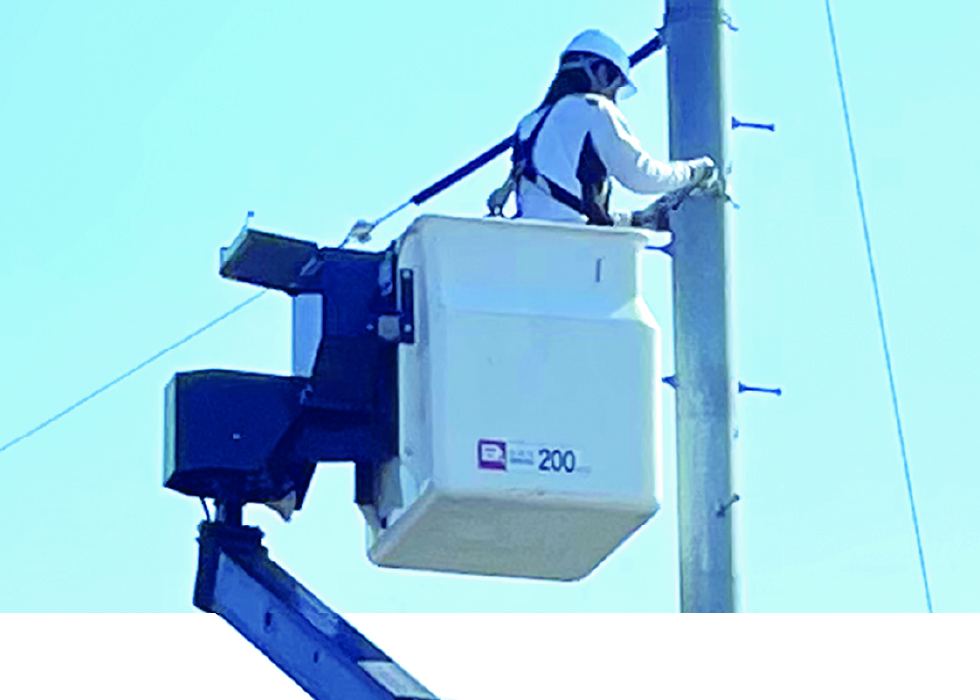 高所作業車での電柱作業